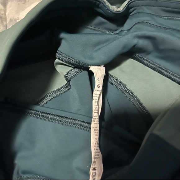 Lululemon Wake and Train 28” size 6 - Picture 6 of 7